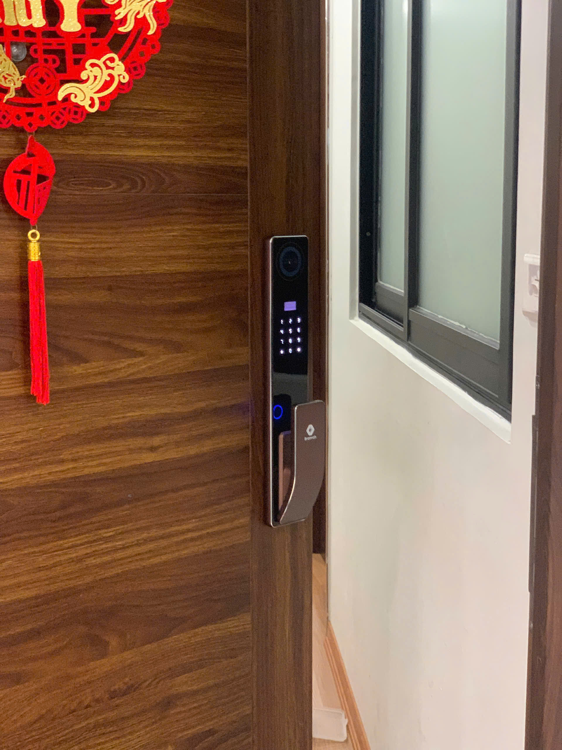 Hinh-anh-lap-dat-khoa-cua-van-tay-cao-cap-bramah-lx980-pro-3d-face-id